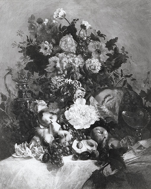 Anonimo — Autore non indicato - sec. XVII/ XVIII - Natura morta con frutta, vaso di fiori, coppa di nautilus e brocca sbalzata — insieme